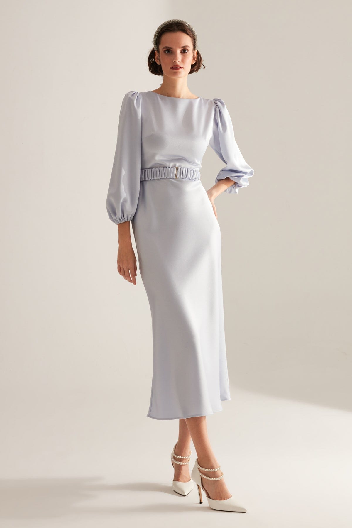 Hellblaues Midi-Kleid mit langen Ballonärmeln