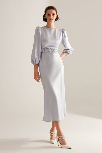 Hellblaues Midi-Kleid mit langen Ballonärmeln