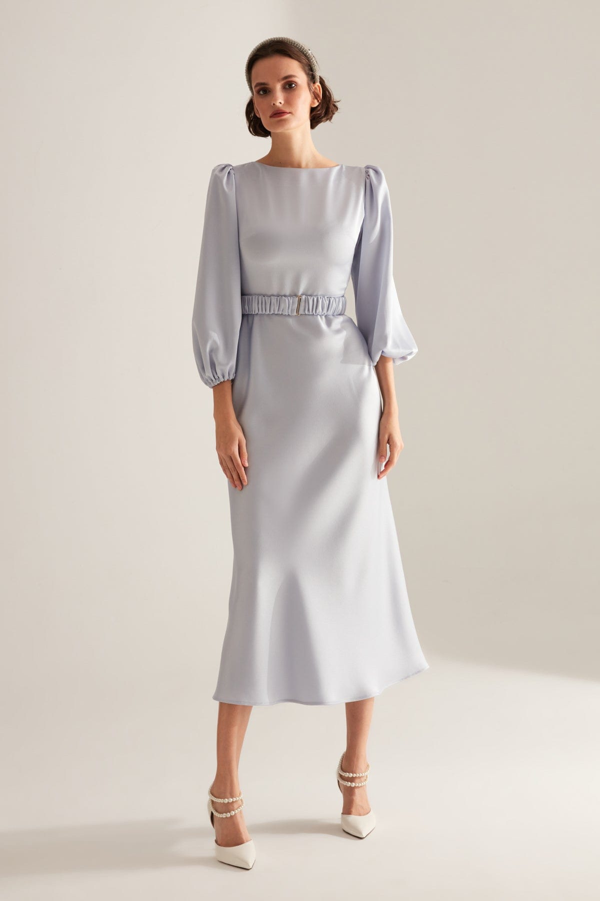 Hellblaues Midi-Kleid mit langen Ballonärmeln