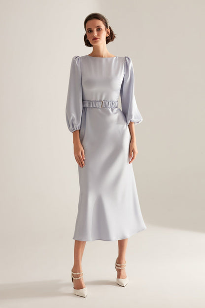 Hellblaues Midi-Kleid mit langen Ballonärmeln
