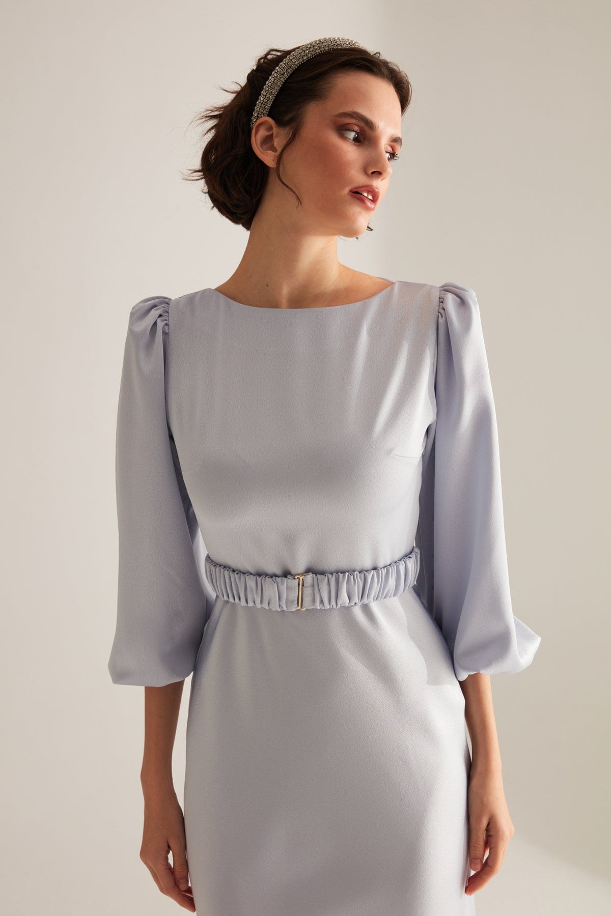 Hellblaues Midi-Kleid mit langen Ballonärmeln