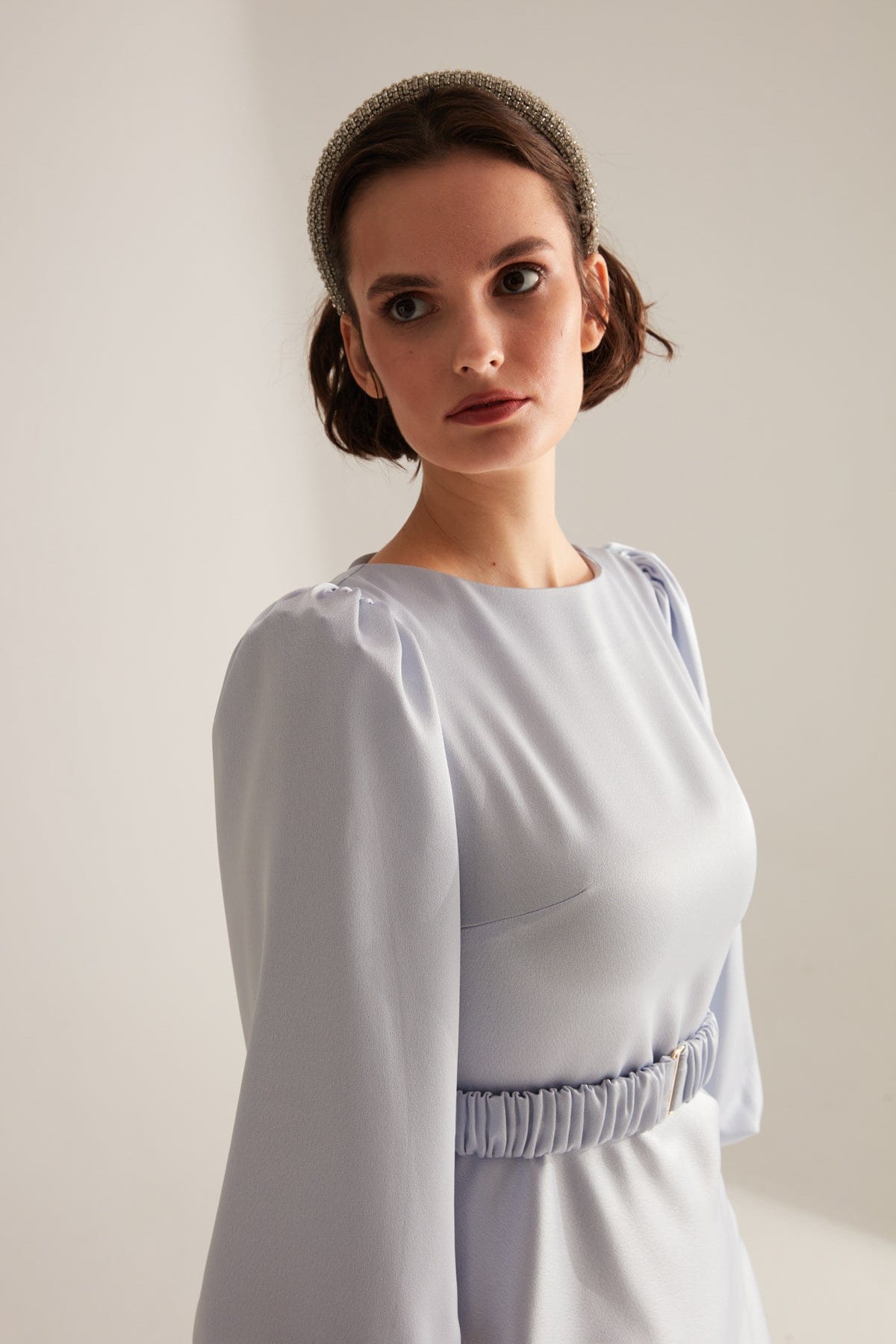 Hellblaues Midi-Kleid mit langen Ballonärmeln