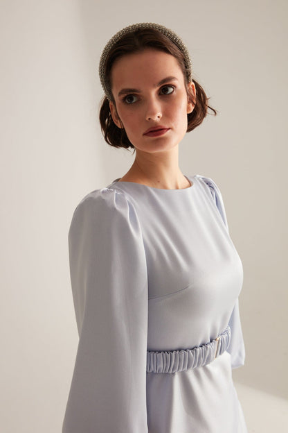 Hellblaues Midi-Kleid mit langen Ballonärmeln