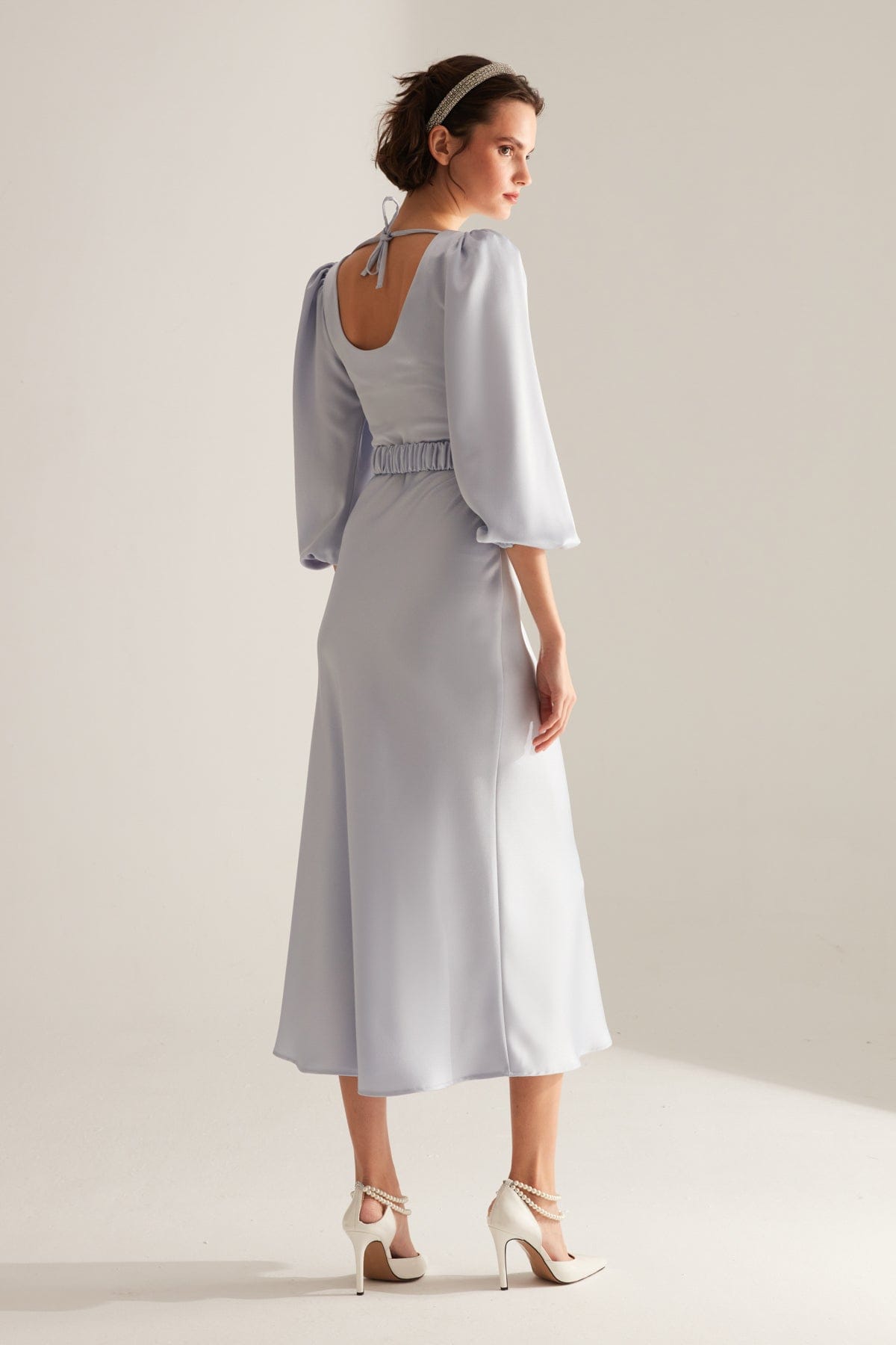 Hellblaues Midi-Kleid mit langen Ballonärmeln