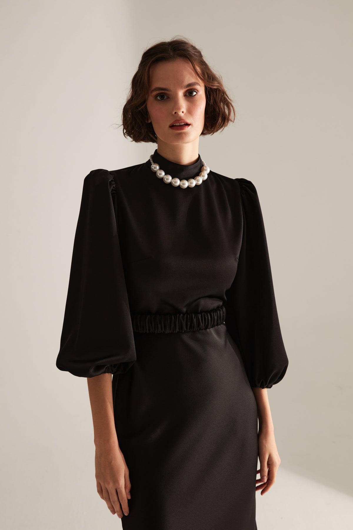Hakim Yaka Schwarzes Langarm-Midi-Kleid mit Ballonärmeln