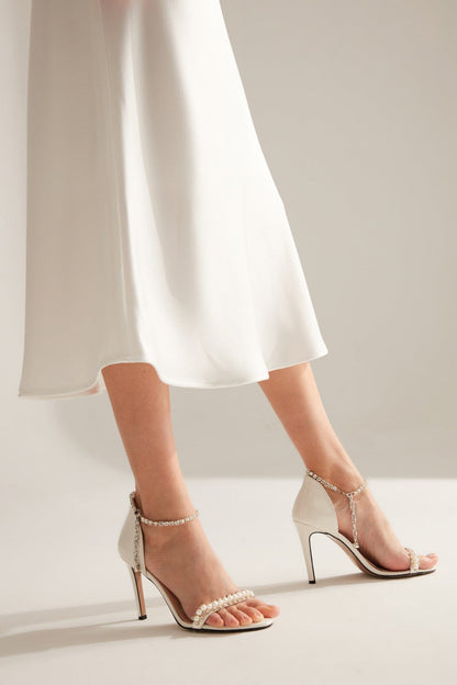 Beige High Heels mit Steinbesatz am Knöchel