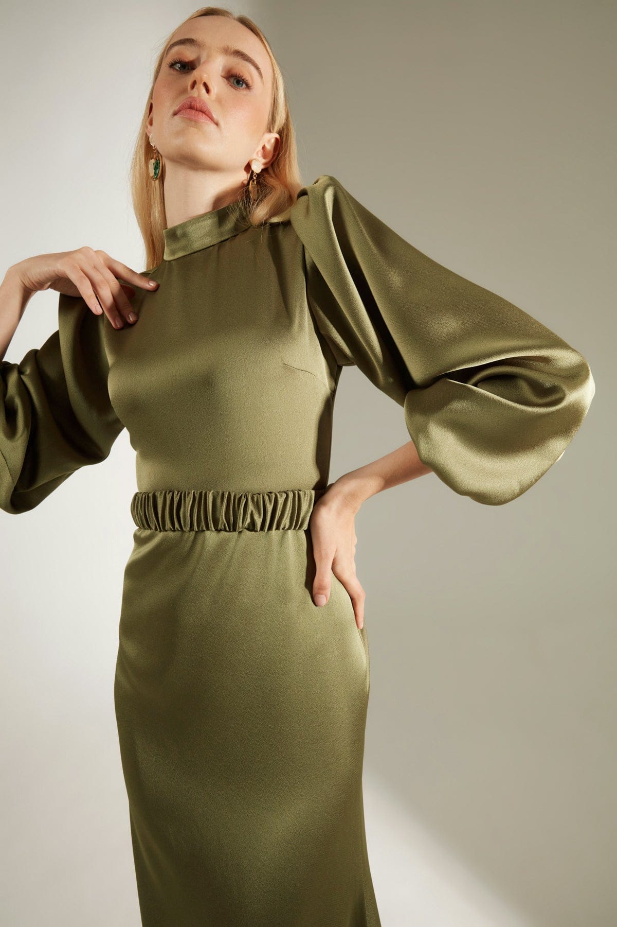 Hakim Yaka Haki Lange Ballonärmel Midi Kleid