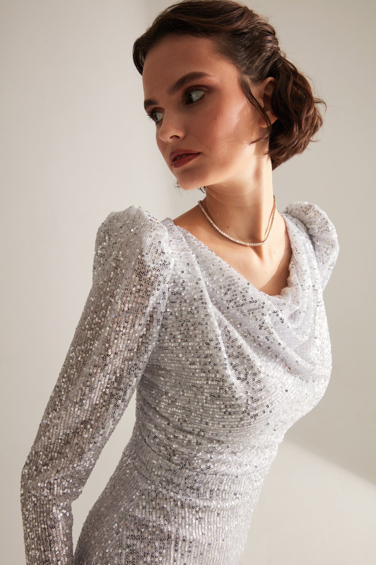 Robe de fiançailles en satin argenté avec des paillettes et des sequins
