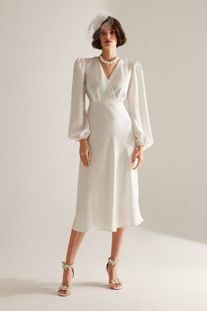 Fröhliches Weißes Kreuzkragen-Kleid