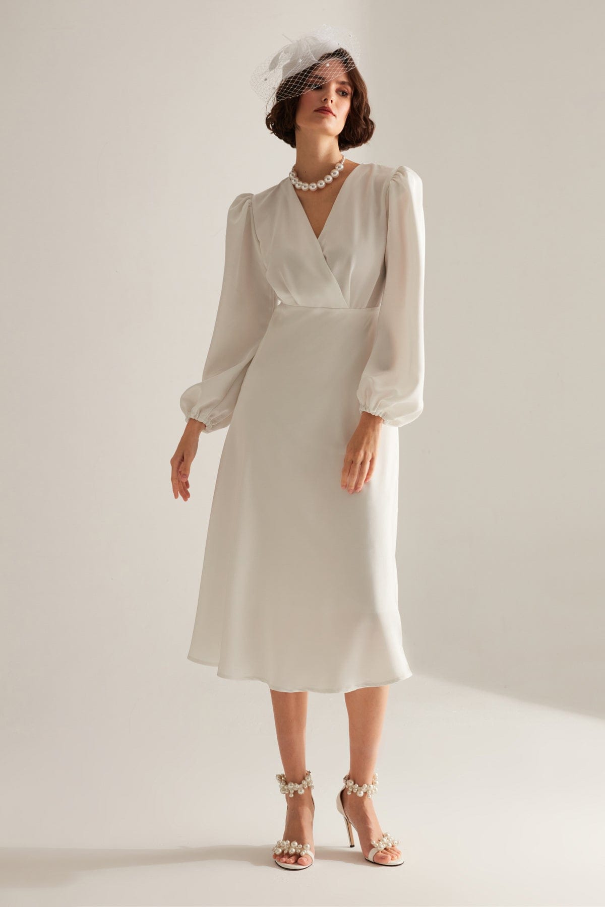 Fröhliches Weißes Kreuzkragen-Kleid