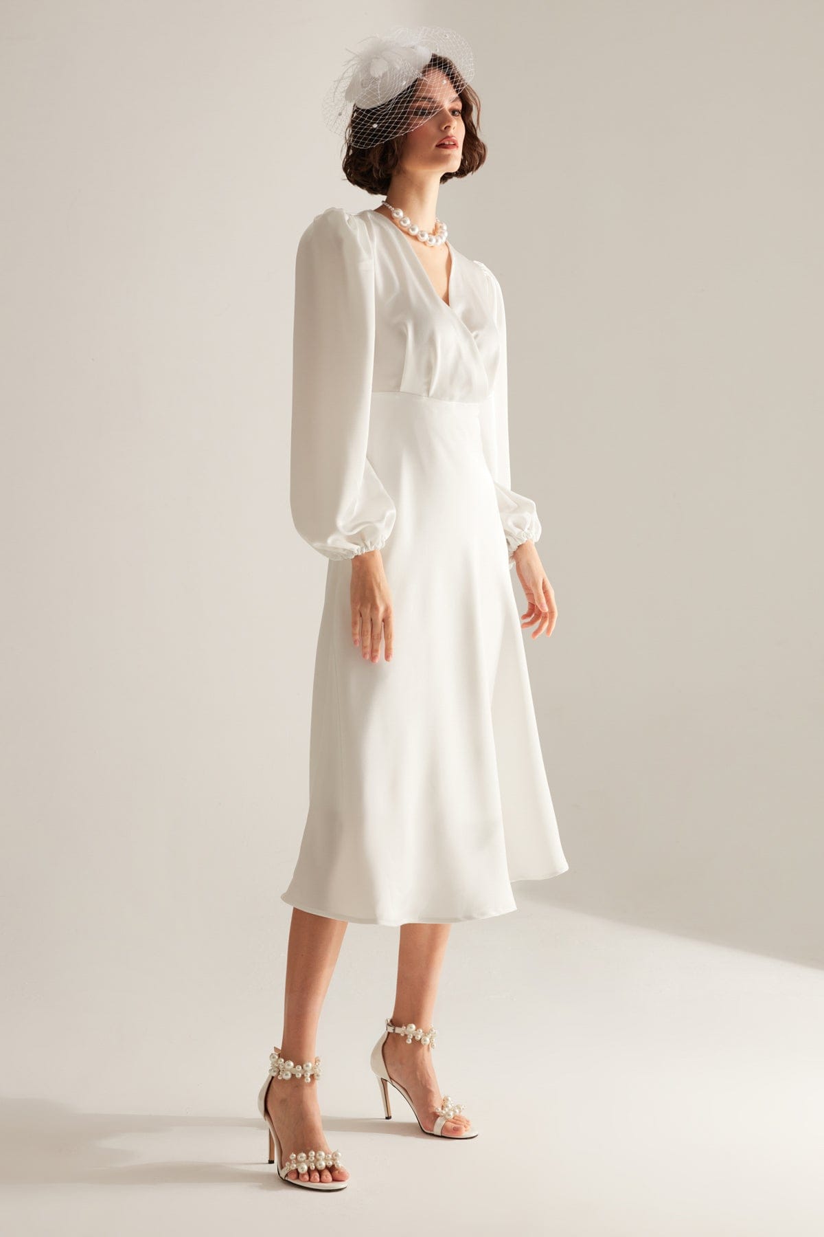 Fröhliches Weißes Kreuzkragen-Kleid