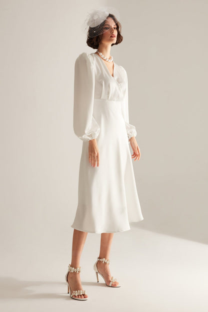 Fröhliches Weißes Kreuzkragen-Kleid
