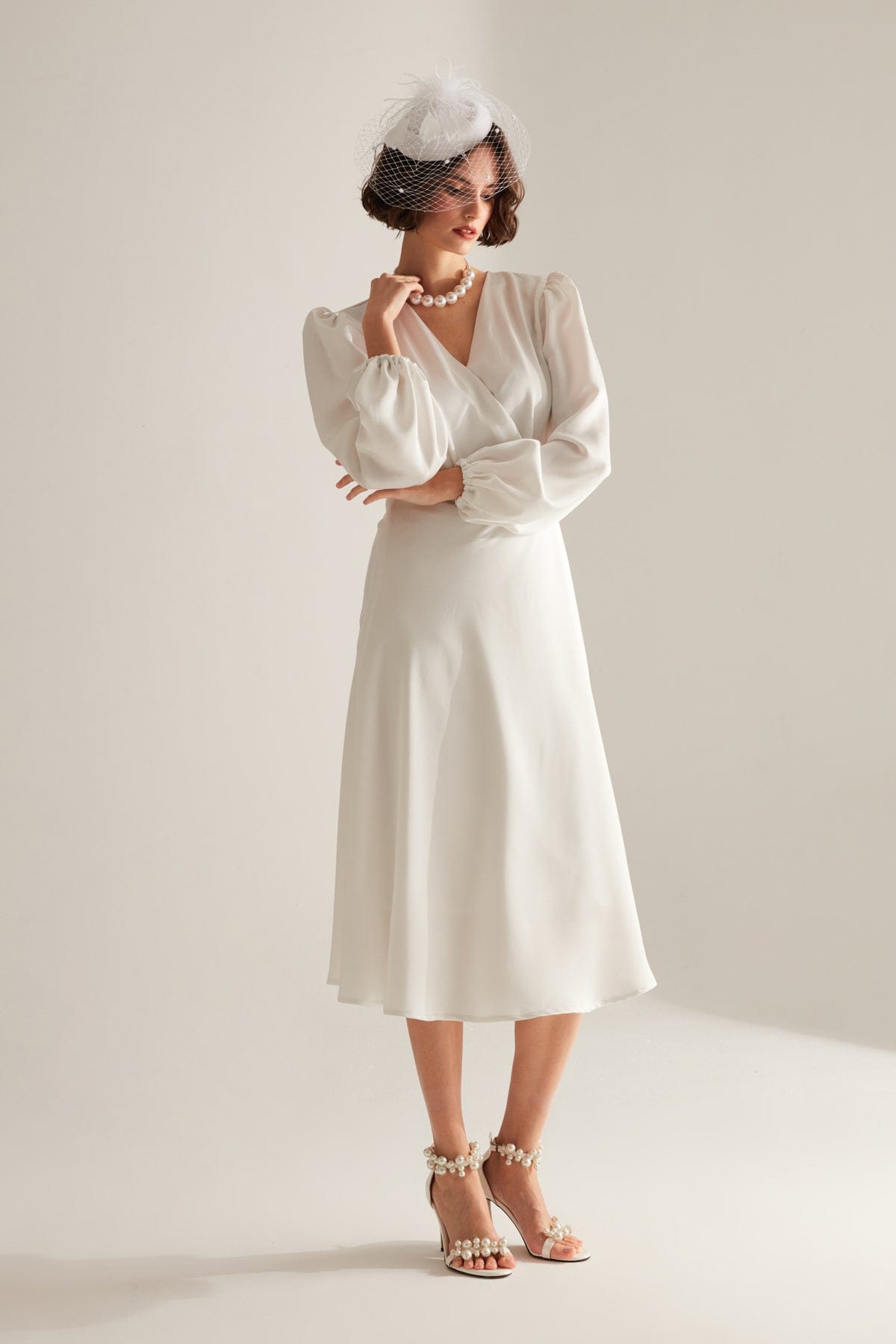 Fröhliches Weißes Kreuzkragen-Kleid