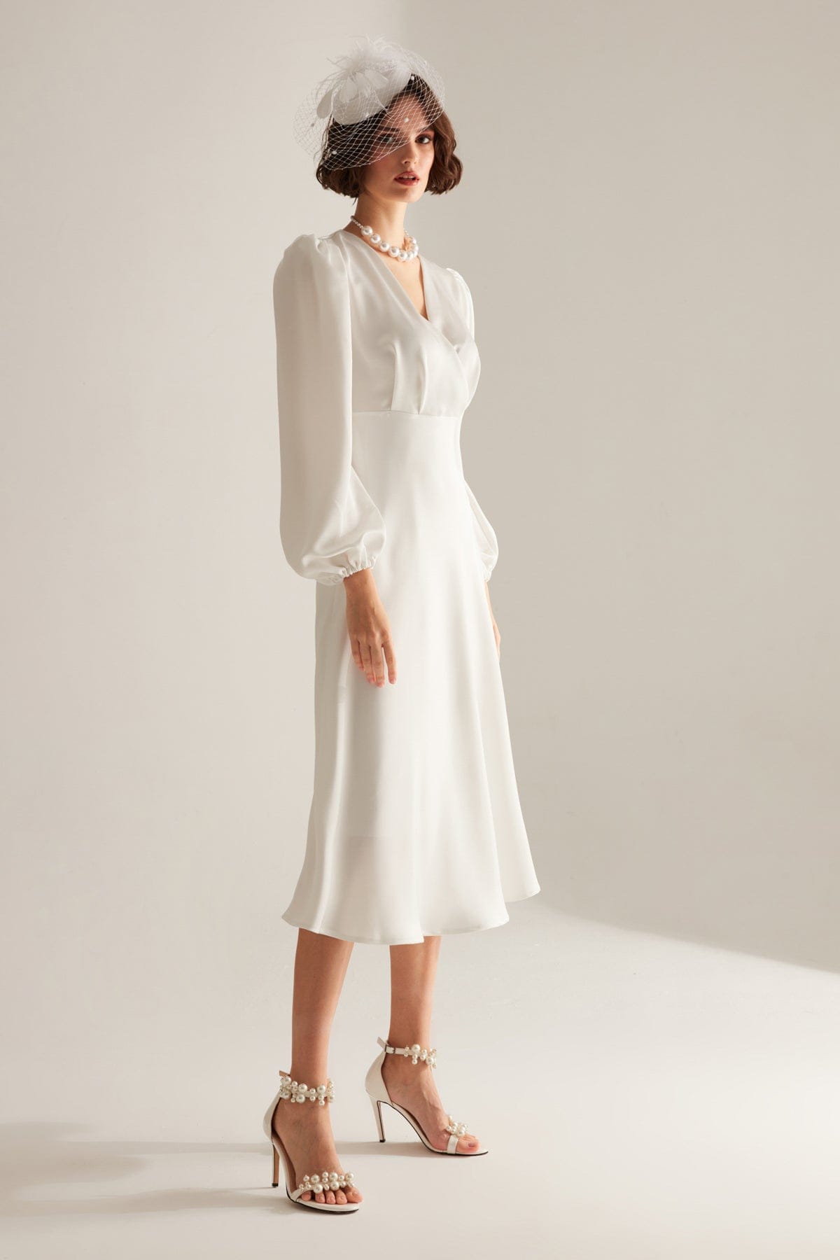 Fröhliches Weißes Kreuzkragen-Kleid