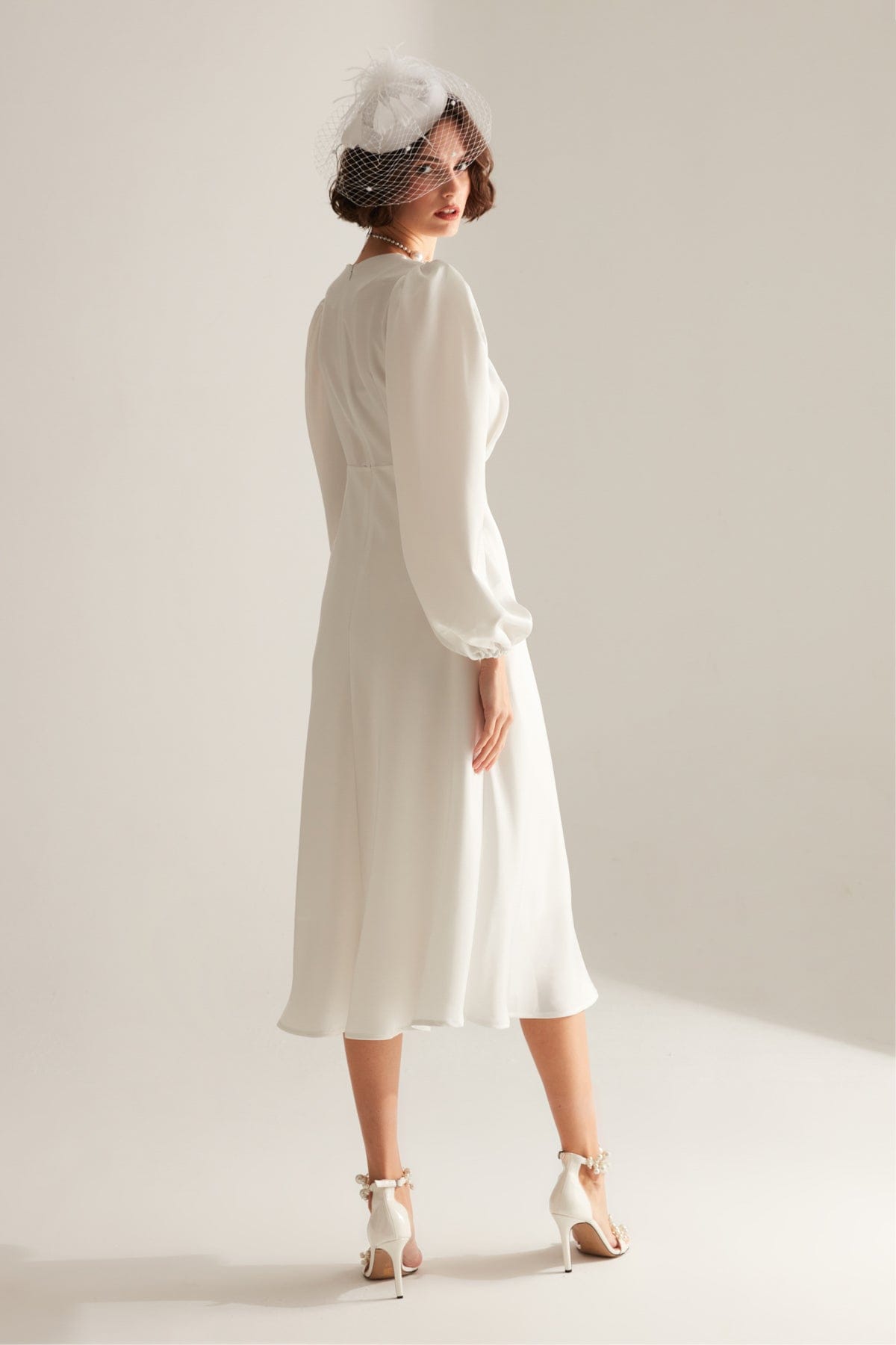 Fröhliches Weißes Kreuzkragen-Kleid