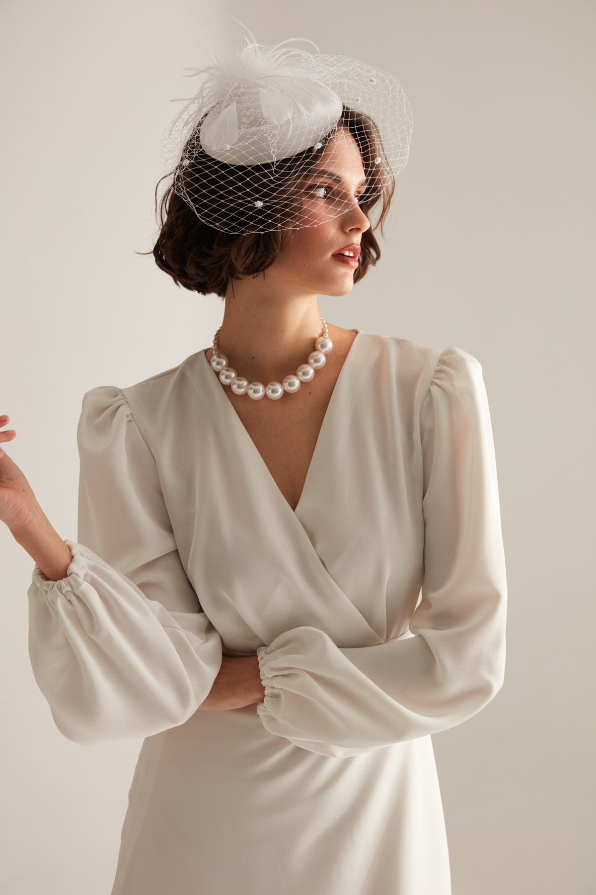 Fröhliches Weißes Kreuzkragen-Kleid