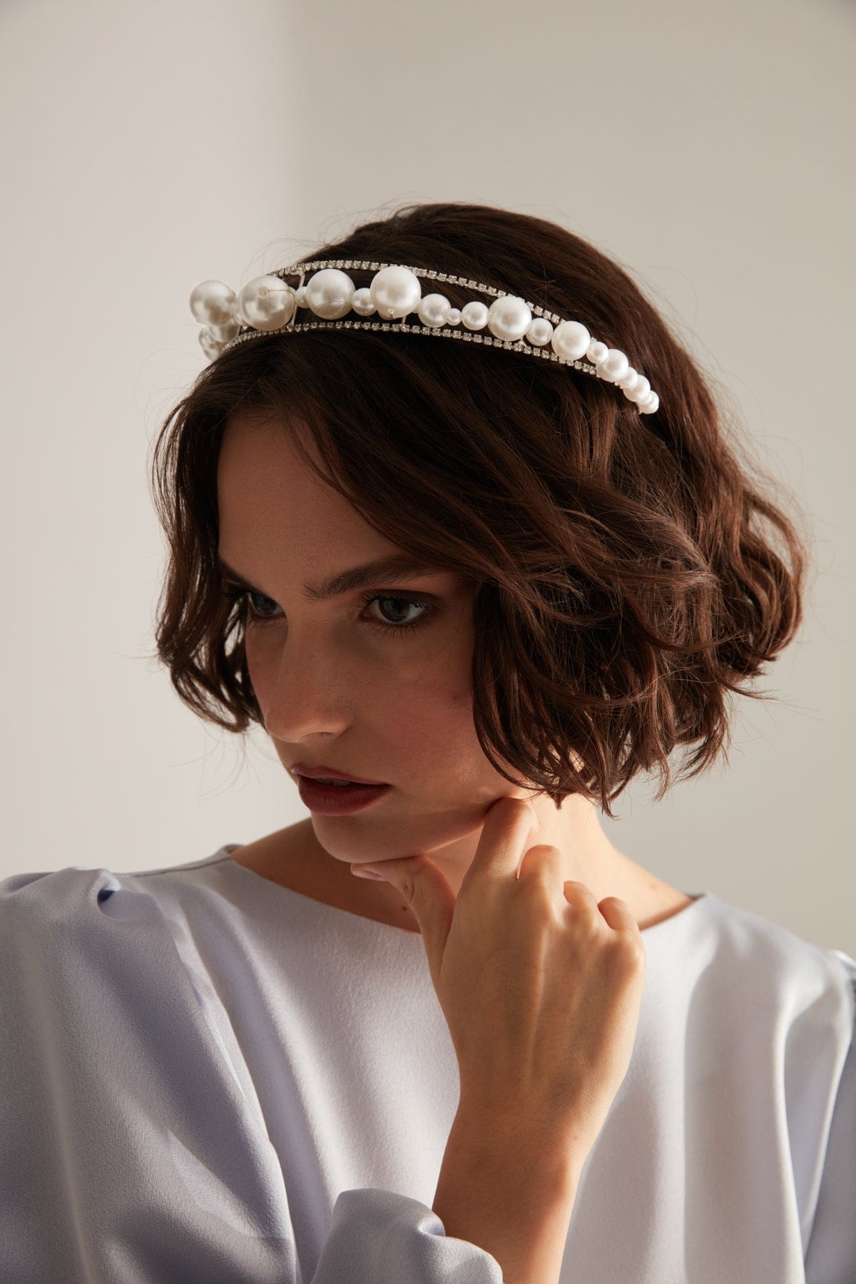 Perlenverziertes und mit Kristallsteinen besetztes Diadem, Haaraccessoire