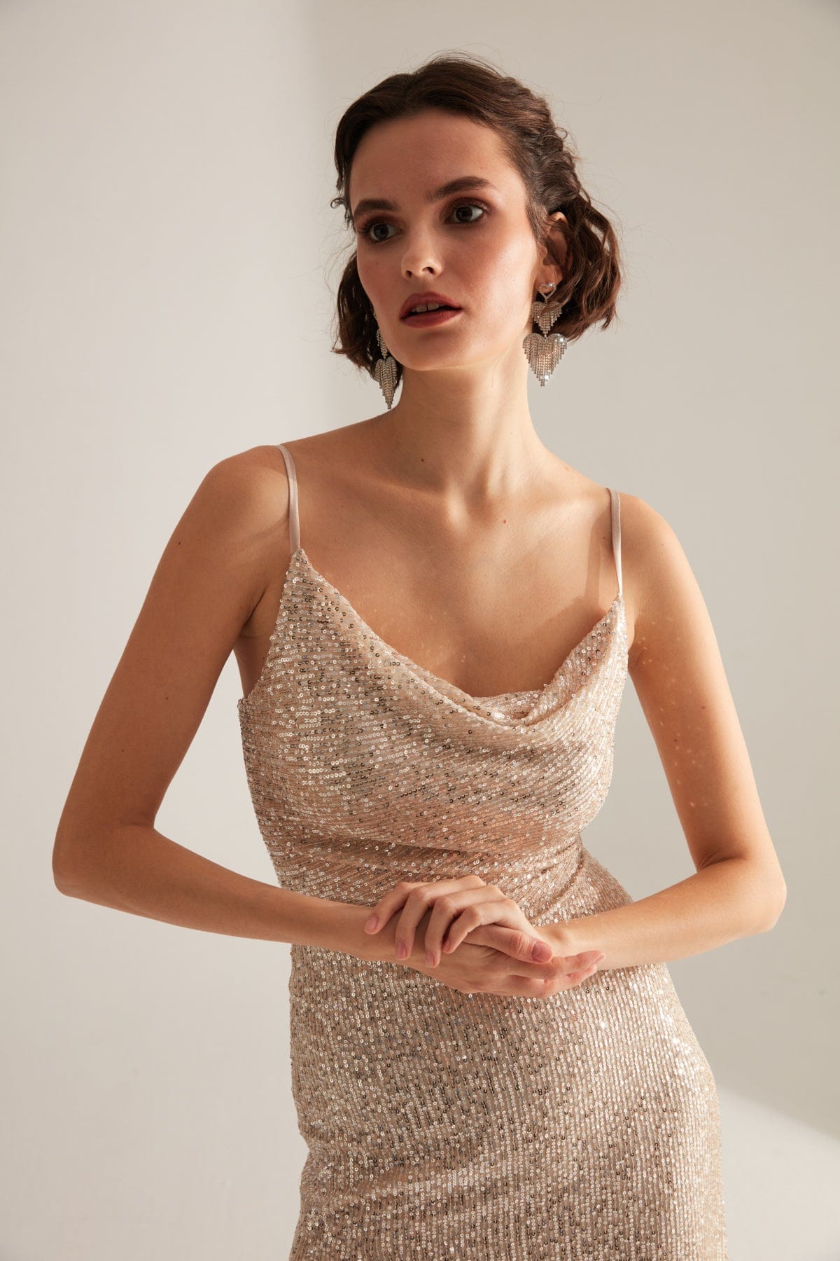 Hängender Degaje-Ausschnitt mit Schlitz Pailletten Gold Abendkleid
