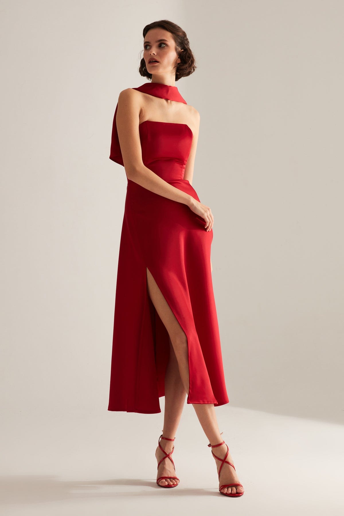 BRERA Kırmızı Saten Yırtmaçlı Şallı Straplez Elbise