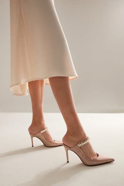 Glänzende Leder- und Steindetails High Heels