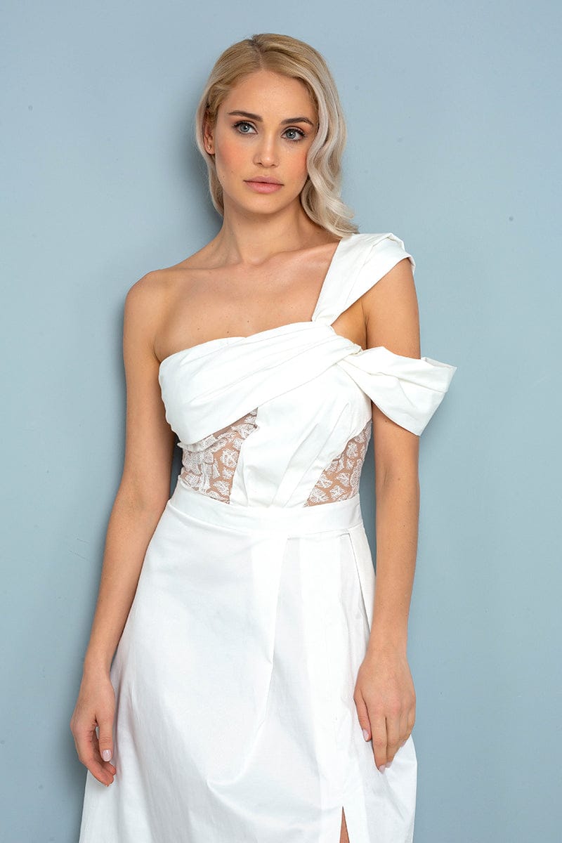 Schulterdetail Weißes Kleid mit Dekolleté