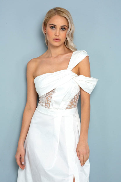 Schulterdetail Weißes Kleid mit Dekolleté