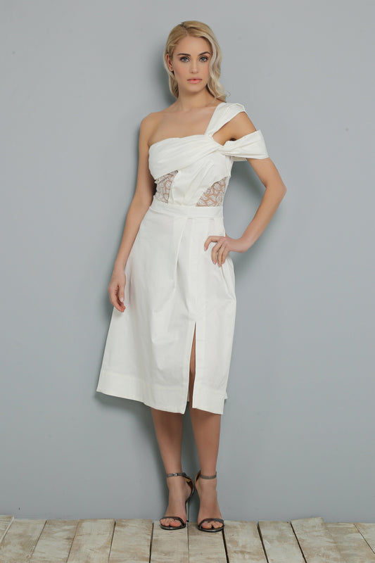 Schulterdetail Weißes Kleid mit Dekolleté