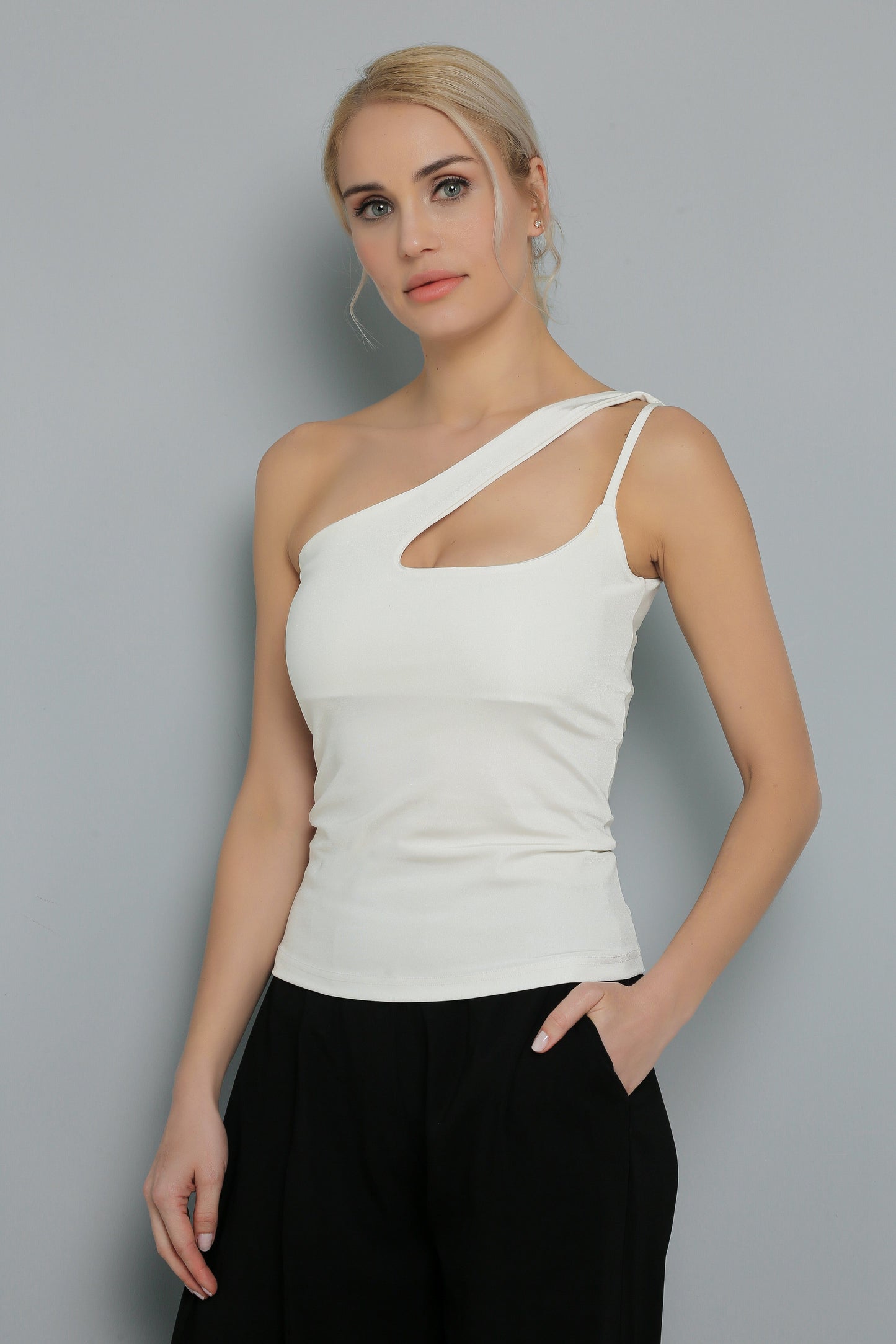 Blouse blanche à une épaule