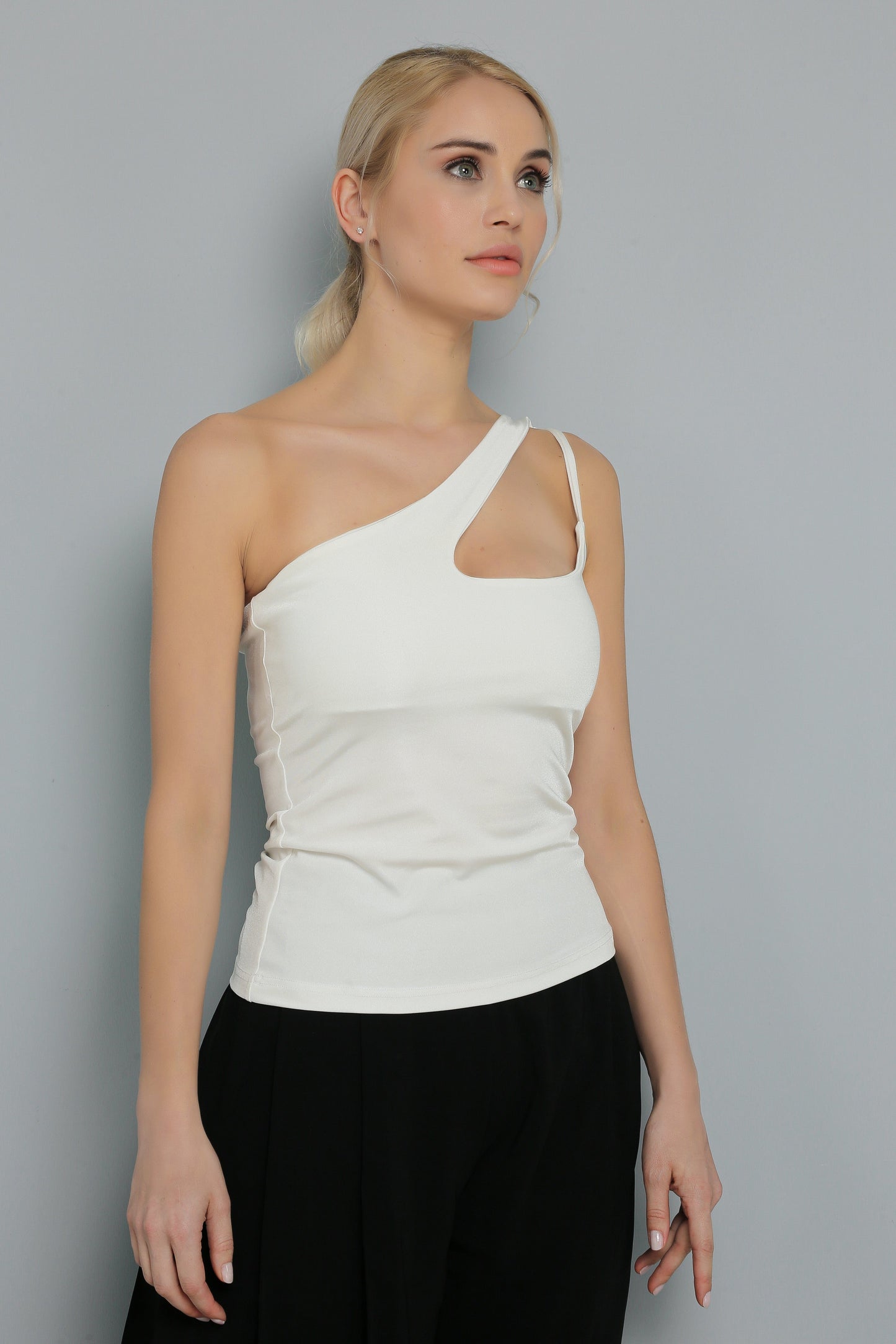 Blouse blanche à une épaule