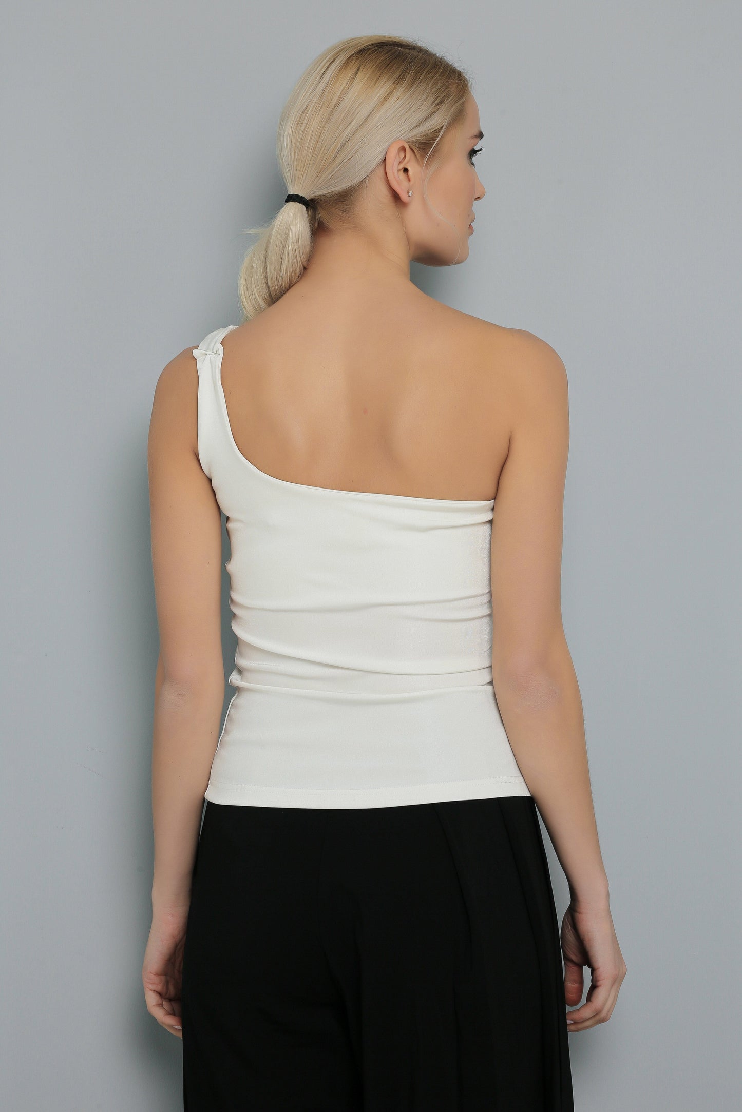 Blouse blanche à une épaule