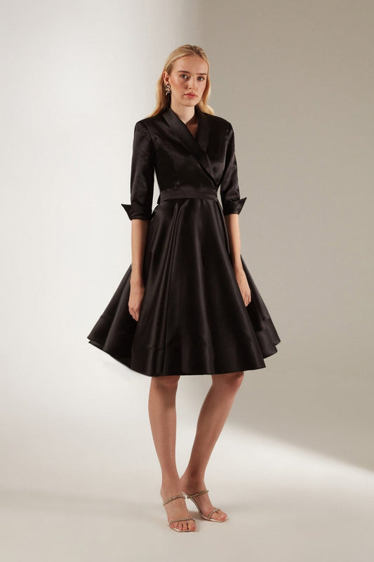 Schwarzes Volant-Crossover-Abendkleid