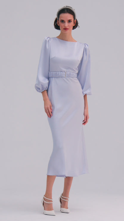 Hellblaues Midi-Kleid mit langen Ballonärmeln
